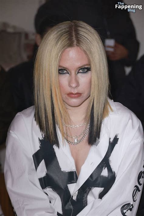 AVRIL LAVIGNE Nude .